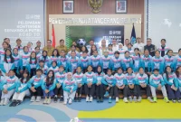 Wali Kota Tangerang Selatan Benyamin Davnie resmi melepas kontingen sepak bola putri. (Dok. Pemkot Tangsel)