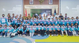 Wali Kota Tangerang Selatan Benyamin Davnie resmi melepas kontingen sepak bola putri. (Dok. Pemkot Tangsel)