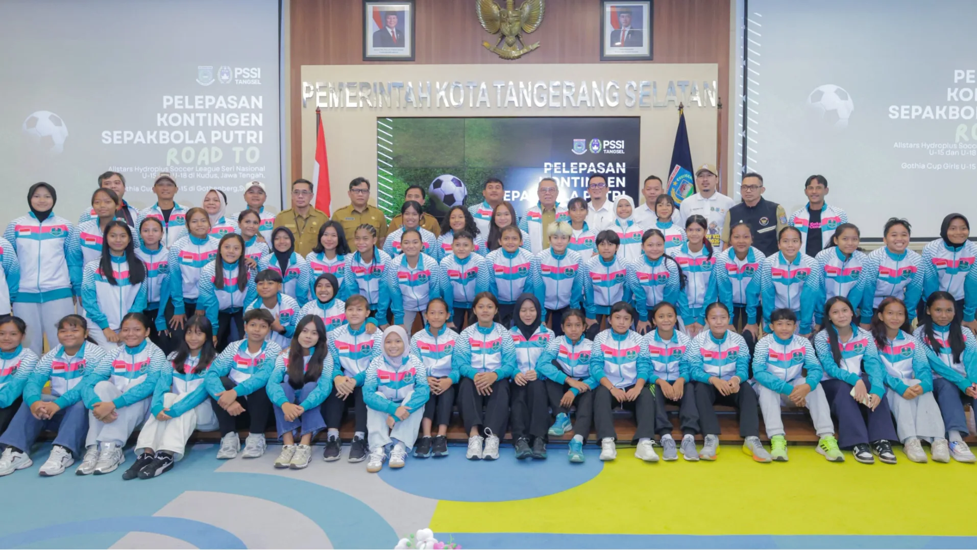 Wali Kota Tangerang Selatan Benyamin Davnie resmi melepas kontingen sepak bola putri. (Dok. Pemkot Tangsel)