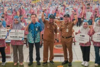 Gubernur Jawa Tengah, Ahmad Lutfi saat Bantuan Langsung Tunai Dana Bagi Hasil Cukai Hasil Tembakau 2026. (Dok. Pemprov Jateng)