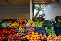 Aneka macam buah segar di lapak pedagang. (Foto: Pexels)