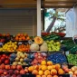 Aneka macam buah segar di lapak pedagang. (Foto: Pexels)