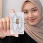 Ilustrasi seorang perempuan memegang emas Antam miliknya. (satuteks.com)
