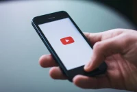 Ilustrasi seseorang sedang membuka YouTube di ponselnya. (Pexels)