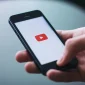 Ilustrasi seseorang sedang membuka YouTube di ponselnya. (Pexels)