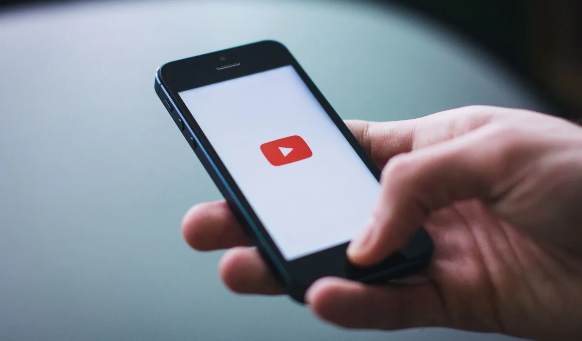 Ilustrasi seseorang sedang membuka YouTube di ponselnya. (Pexels)