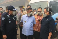 Gubernur Banten Andra Soni meninjau kebakaran TPA Jatiwaringin. (Dok. Pemprov Banten)