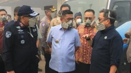 Gubernur Banten Andra Soni meninjau kebakaran TPA Jatiwaringin. (Dok. Pemprov Banten)