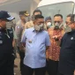Gubernur Banten Andra Soni meninjau kebakaran TPA Jatiwaringin. (Dok. Pemprov Banten)