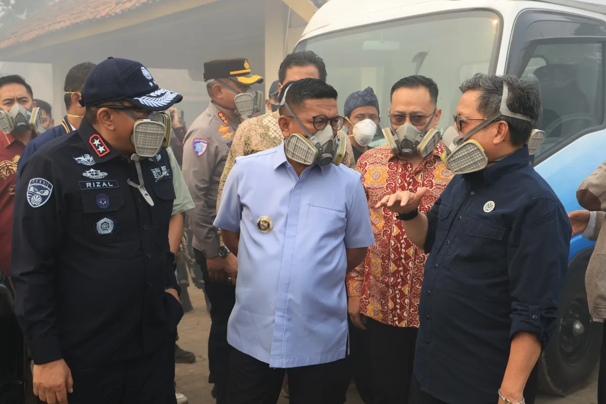 Gubernur Banten Andra Soni meninjau kebakaran TPA Jatiwaringin. (Dok. Pemprov Banten)