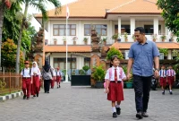Ilustrasi seorang ayah mengantar anaknya ke sekolah.