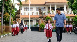 Ilustrasi seorang ayah mengantar anaknya ke sekolah.