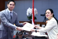 Wakil Ketua Komisi I DPR RI Budisatrio Djiwandono saat menyerahkan Laporan Komisi I DPR RI kepada Ketua DPR RI Puan Maharani dalam Rapat Paripurna DPR RI di Gedung DPR RI, Senayan, Jakarta, Selasa (21/7/2026). (Dok. DPR RI)