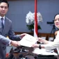 Wakil Ketua Komisi I DPR RI Budisatrio Djiwandono saat menyerahkan Laporan Komisi I DPR RI kepada Ketua DPR RI Puan Maharani dalam Rapat Paripurna DPR RI di Gedung DPR RI, Senayan, Jakarta, Selasa (21/7/2026). (Dok. DPR RI)
