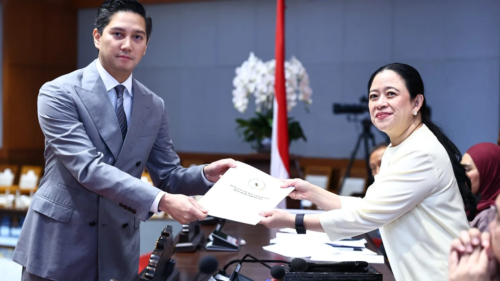 Wakil Ketua Komisi I DPR RI Budisatrio Djiwandono saat menyerahkan Laporan Komisi I DPR RI kepada Ketua DPR RI Puan Maharani dalam Rapat Paripurna DPR RI di Gedung DPR RI, Senayan, Jakarta, Selasa (21/7/2026). (Dok. DPR RI)