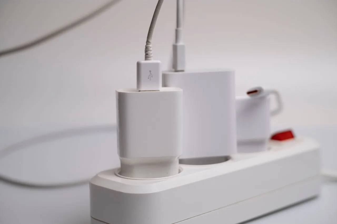 Ilustrasi charger kw. (Foto: Pexels)