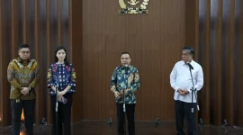 Wakil Ketua DPR RI, Sufmi Dasco Ahmad saat Konferensi Pers bersama Presiden Direktur PT Tokopedia Stefanie Susilo serta Menaker RI Yassierli yang digelar di selasar Gedung Nusantara III, DPR RI, Senayan, Jakarta, Senin (6/7/2026). (Dok. DPR RI)