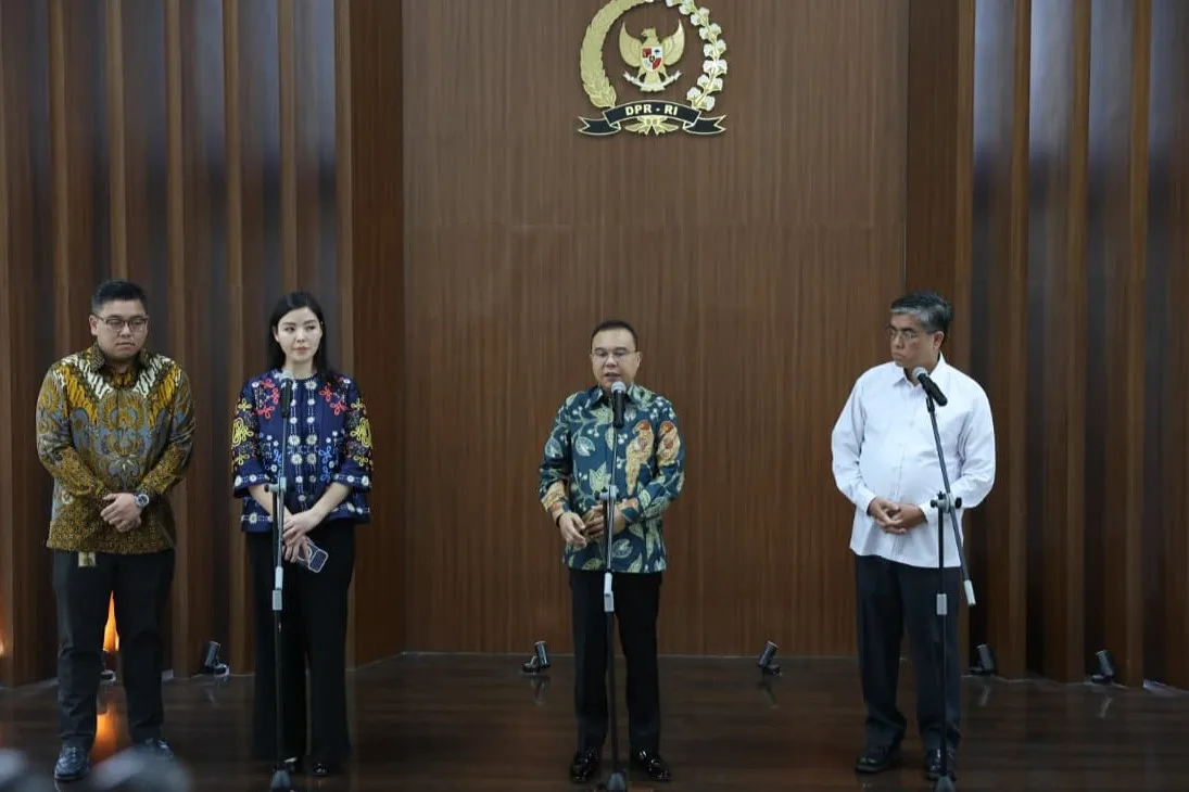 Wakil Ketua DPR RI, Sufmi Dasco Ahmad saat Konferensi Pers bersama Presiden Direktur PT Tokopedia Stefanie Susilo serta Menaker RI Yassierli yang digelar di selasar Gedung Nusantara III, DPR RI, Senayan, Jakarta, Senin (6/7/2026). (Dok. DPR RI)