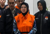 KPK menetapkan Bupati Sukoharjo Etik Suryani (ETS) sebagai tersangka dugaan korupsi pemerasan ASN.