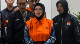 KPK menetapkan Bupati Sukoharjo Etik Suryani (ETS) sebagai tersangka dugaan korupsi pemerasan ASN.