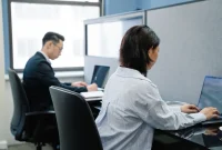 Ilustrasi dua orang sedang fokus bekerja di kantor. (Foto: Pexels)