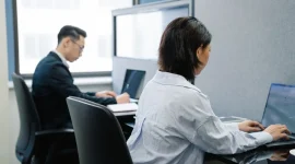Ilustrasi dua orang sedang fokus bekerja di kantor. (Foto: Pexels)
