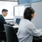 Ilustrasi dua orang sedang fokus bekerja di kantor. (Foto: Pexels)