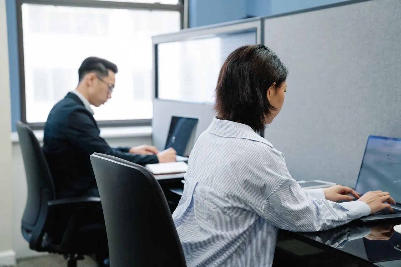 Ilustrasi dua orang sedang fokus bekerja di kantor. (Foto: Pexels)
