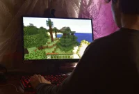 Seorang gamer sedang memainkan Minecraft. (Foto: Pexels)