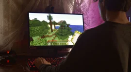 Seorang gamer sedang memainkan Minecraft. (Foto: Pexels)