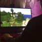 Seorang gamer sedang memainkan Minecraft. (Foto: Pexels)
