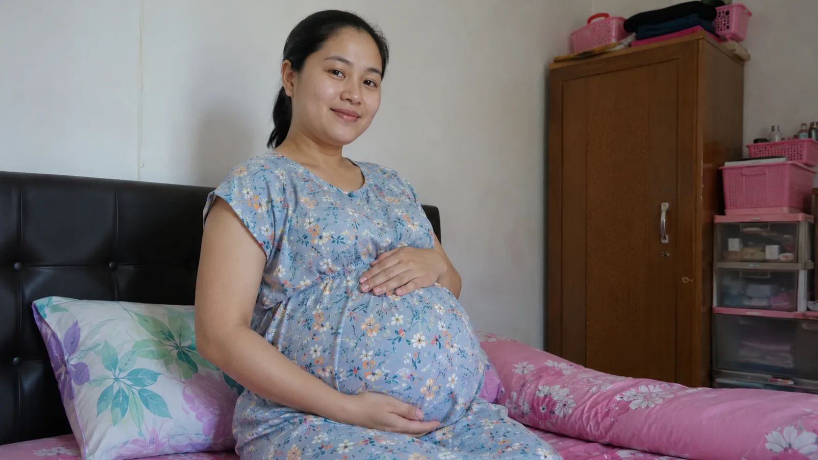 Seorang ibu hamil sedang menunjukkan kondisi kehamilannya. (Satuteks.com)
