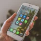 Tampilan jarak dekat sebuah tangan yang memegang iPhone. (Foto: Pexels)