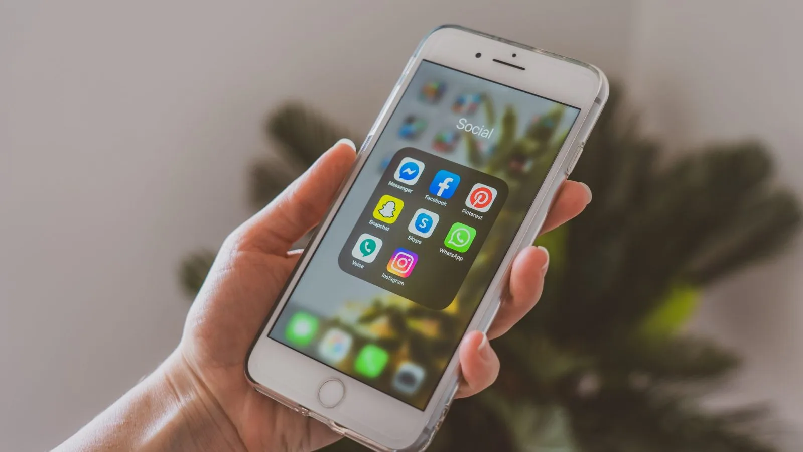 Tampilan jarak dekat sebuah tangan yang memegang iPhone. (Foto: Pexels)
