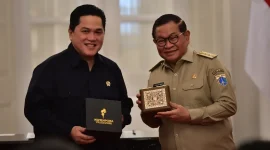 Menpora RI Erick Thohir bersama Gubernur DKI Jakarta Pramono Anung menandatangani Nota Kesepakatan Penyelenggaraan Wirasena Youth Camp dan Indonesia Youth Summit Tahun 2026 di Balai Kota DKI Jakarta, Senin (13/7). (Dok. Kemenpora)