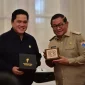 Menpora RI Erick Thohir bersama Gubernur DKI Jakarta Pramono Anung menandatangani Nota Kesepakatan Penyelenggaraan Wirasena Youth Camp dan Indonesia Youth Summit Tahun 2026 di Balai Kota DKI Jakarta, Senin (13/7). (Dok. Kemenpora)