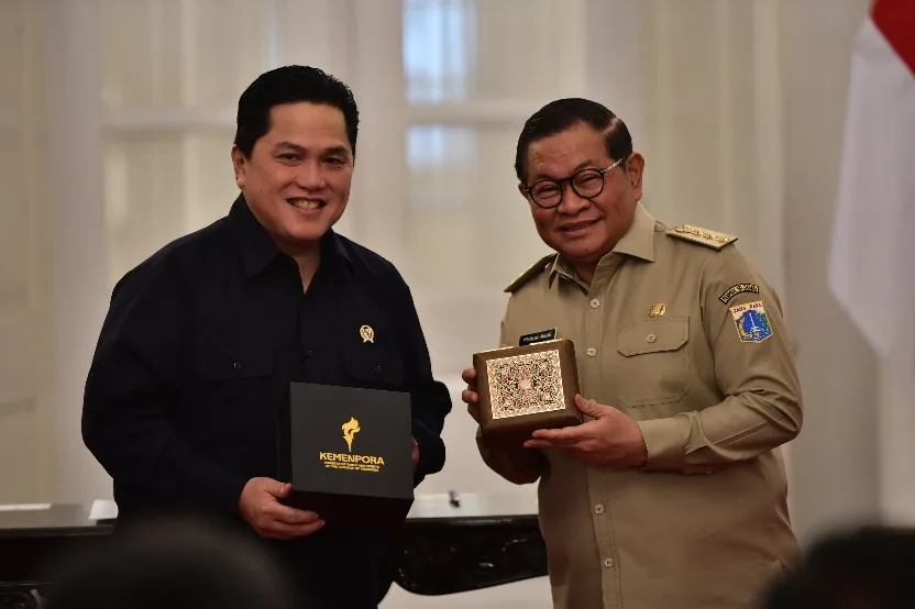 Menpora RI Erick Thohir bersama Gubernur DKI Jakarta Pramono Anung menandatangani Nota Kesepakatan Penyelenggaraan Wirasena Youth Camp dan Indonesia Youth Summit Tahun 2026 di Balai Kota DKI Jakarta, Senin (13/7). (Dok. Kemenpora)