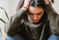 Ilustrasi seorang perempuan sedang mengalami stres berat. (Foto: Pexels)