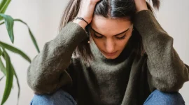 Ilustrasi seorang perempuan sedang mengalami stres berat. (Foto: Pexels)