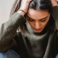Ilustrasi seorang perempuan sedang mengalami stres berat. (Foto: Pexels)
