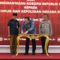 Proses penyerahan aset rampasan negara . (Dok. KPK)