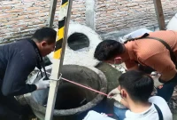 Pihak kepolisian sedang memeriksa sumur tempat perempuan lansia berinisial SU (79) meninggal dunia. (Dok. Polres Grobogan)