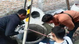 Pihak kepolisian sedang memeriksa sumur tempat perempuan lansia berinisial SU (79) meninggal dunia. (Dok. Polres Grobogan)