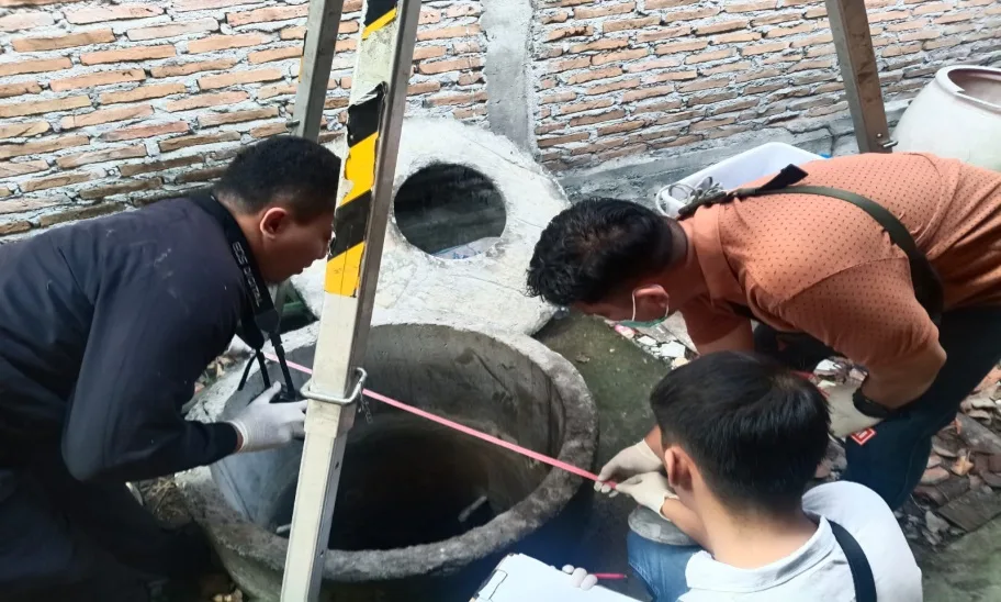 Pihak kepolisian sedang memeriksa sumur tempat perempuan lansia berinisial SU (79) meninggal dunia. (Dok. Polres Grobogan)