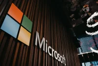 Pemandangan interior kantor Microsoft dengan logo di dinding kayu di Brussels, Belgia. (Foto: Pexels)