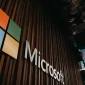 Pemandangan interior kantor Microsoft dengan logo di dinding kayu di Brussels, Belgia. (Foto: Pexels)