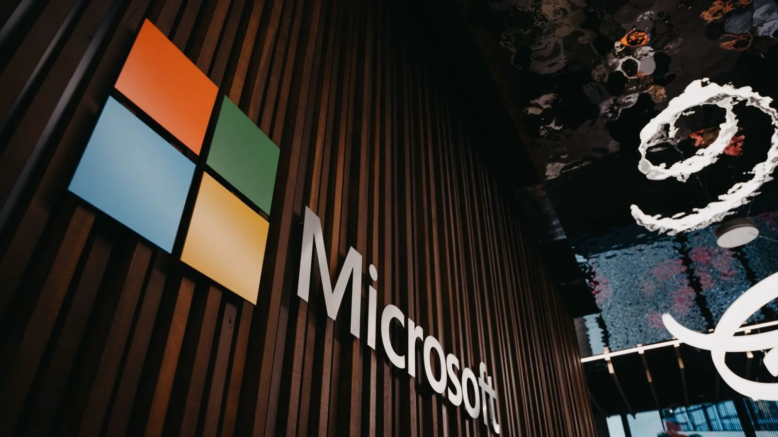 Pemandangan interior kantor Microsoft dengan logo di dinding kayu di Brussels, Belgia. (Foto: Pexels)