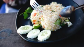 Ilustrasi makan nasi. (Foto: Pexels)