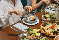 Ilustrasi menyantap makanan sehat. (Foto: Pexels)