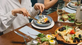 Ilustrasi menyantap makanan sehat. (Foto: Pexels)